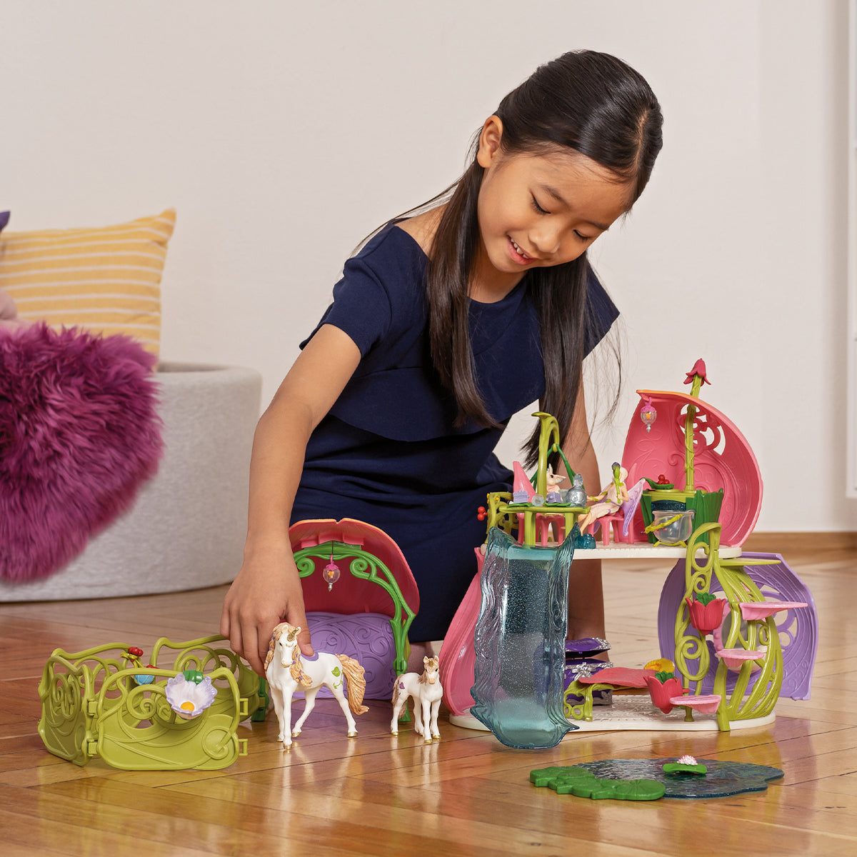 Glitzerndes Blütenhaus mit Einhörnern, See und Stall