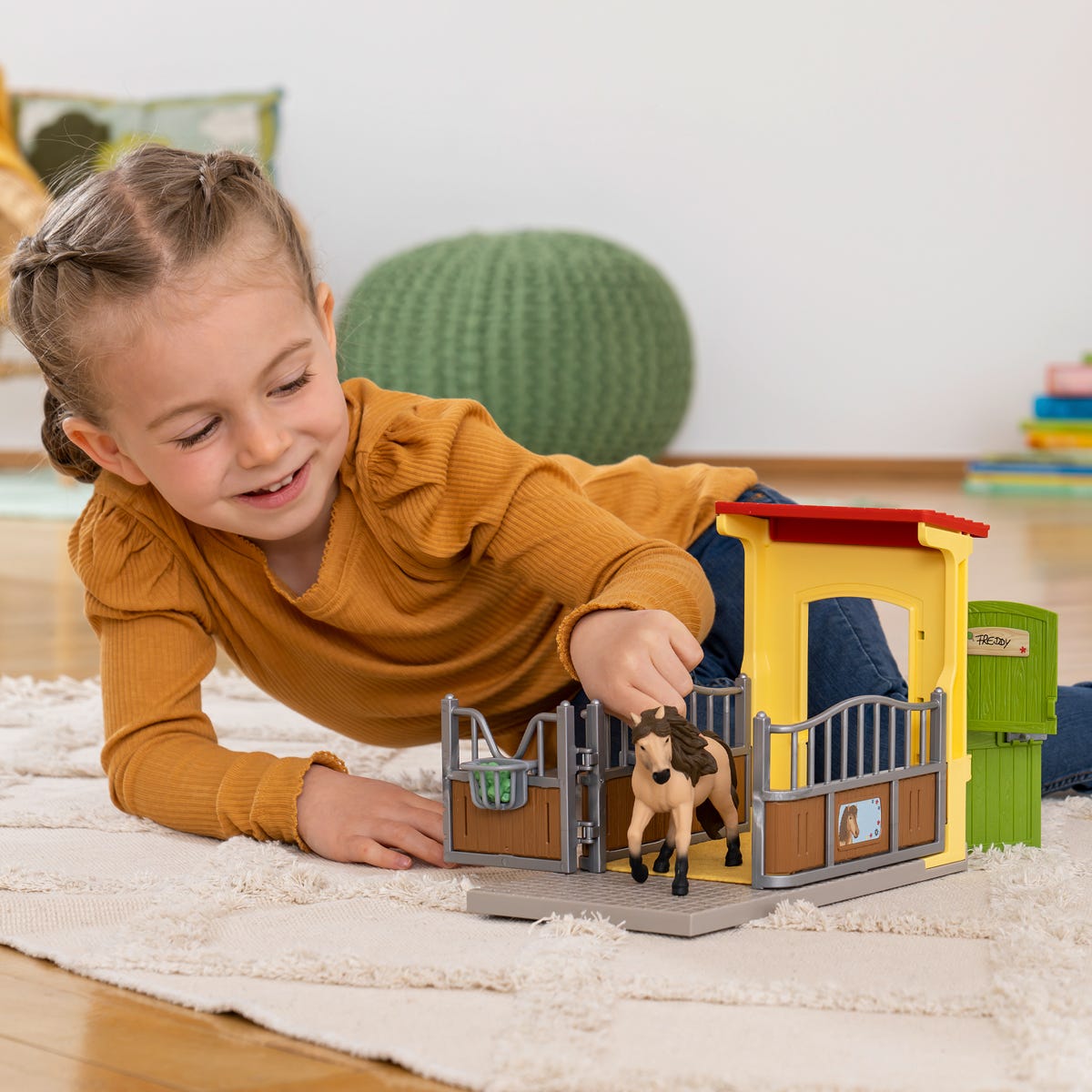 Ponybox mit Islandpferd Hengst